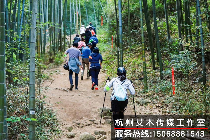 户外训练基地团队成员上山场景拍摄